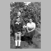111-3347 2. Oktober 1944 im Garten der Familie Kurt Schoen. Reinhold und Ella Kasimir mit ihren Sohn Klaus (14 Jahre).JPG